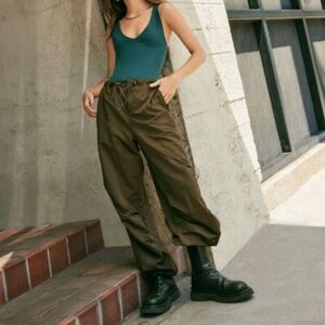 FOREVER 21 SZ: XL toggle cargo parachute pants